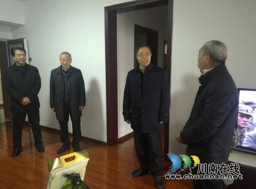 蒋辅义到张坝街道匠心社区慰问全国劳动模范(图1) 蒋辅义到张坝街道匠心社区慰问全国劳动模范(图1)
