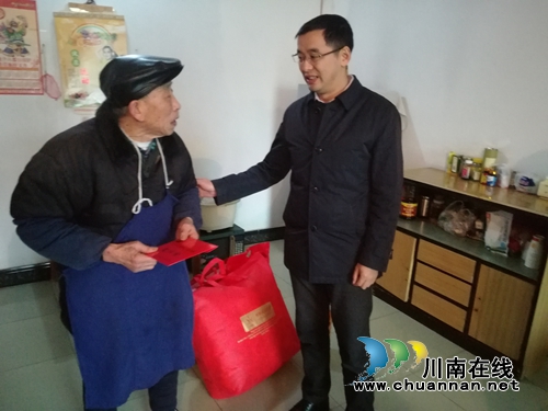 龙马潭区副区长杨勰慰问红星街道困难党员