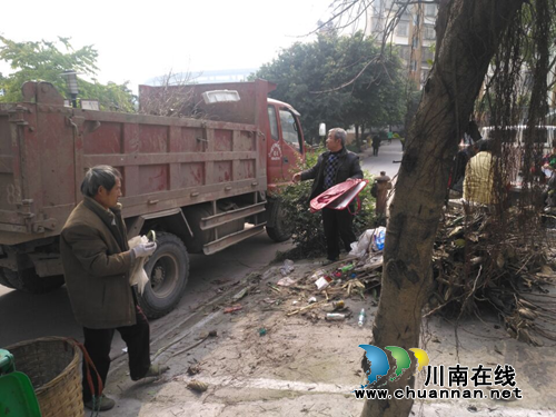 龙马潭区红星街道长桥社区节前开展环境卫生清理(图1)