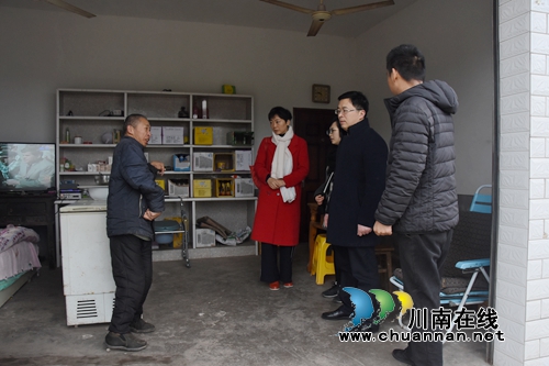 龙马潭区行政审批局:节前走基层 慰问困难群众(图1) 龙马潭区行政审批局:节前走基层 慰问困难群众(图1)