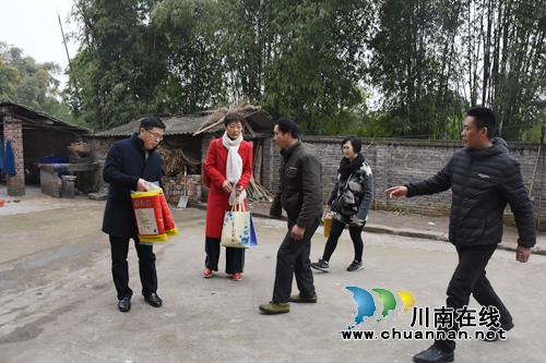 龙马潭区行政审批局：节前走基层&nbsp;慰问困难群众
