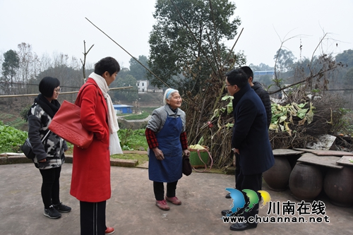 龙马潭区行政审批局:节前走基层 慰问困难群众(图2) 龙马潭区行政审批局:节前走基层 慰问困难群众(图2)