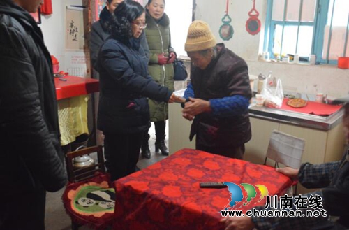 贵州六盘水市扶贫局到盘州市双凤镇开展新春送温暖春节慰问活动(图1) 贵州六盘水市扶贫局到盘州市双凤镇开展新春送温暖春节慰问活动(图1)
