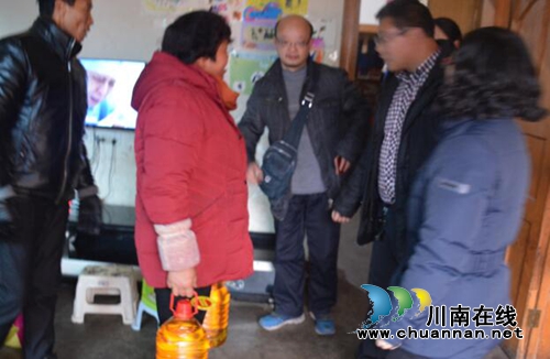 贵州六盘水市扶贫局到盘州市双凤镇开展新春送温暖春节慰问活动