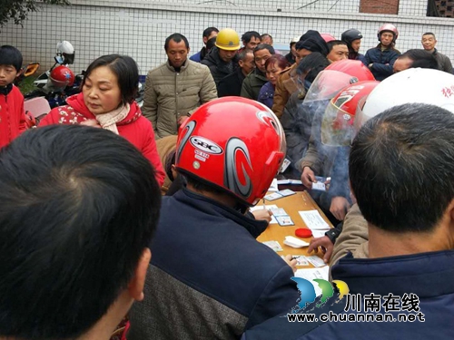 宜宾县公安交警积极组织群众安装“两车天眼”防盗系统(图1) 宜宾县公安交警积极组织群众安装“两车天眼”防盗系统(图1)