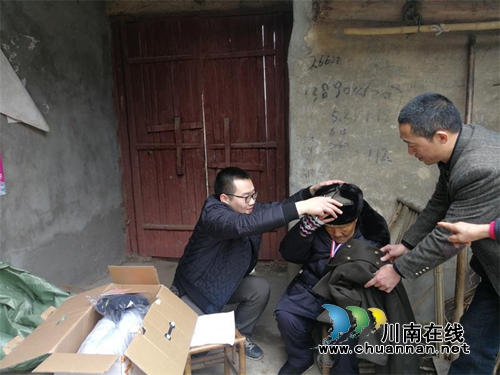 纳溪区红十字会志愿者慰问抗战老兵(图1) 纳溪区红十字会志愿者慰问抗战老兵(图1)