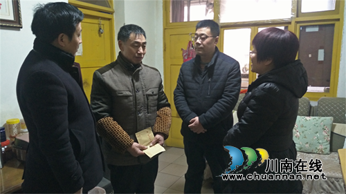 纳溪区卫计系统春节前慰问老党员