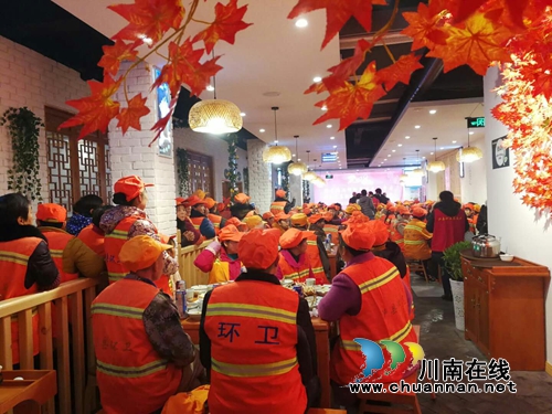 舌尖上的温暖!泸县365名环卫工集体吃火锅(图1) 舌尖上的温暖!泸县365名环卫工集体吃火锅(图1)