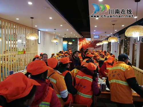 舌尖上的温暖!泸县365名环卫工集体吃火锅(图5) 舌尖上的温暖!泸县365名环卫工集体吃火锅(图5)