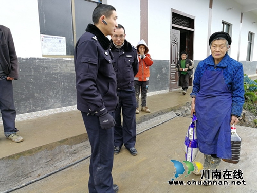 宜宾筠连交警节前慰问情暖人心(图3) 宜宾筠连交警节前慰问情暖人心(图3)