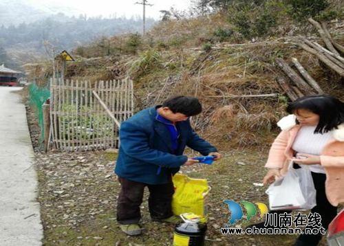 春节前夕 贵州三穗县民政局扶贫结对走访忙(图2) 春节前夕 贵州三穗县民政局扶贫结对走访忙(图2)
