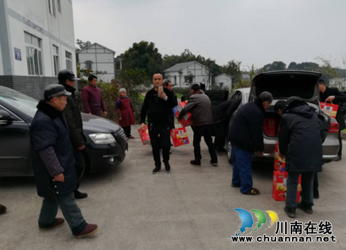 泸州龙马潭区返家乡民工慰问敬老院老人(图1) 泸州龙马潭区返家乡民工慰问敬老院老人(图1)