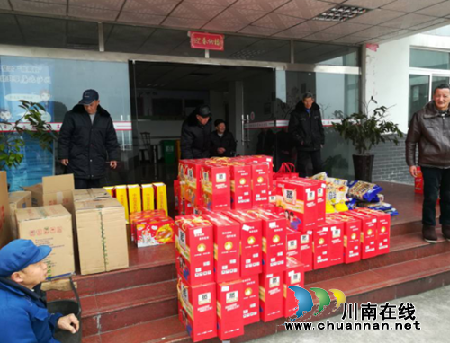 泸州龙马潭区返家乡民工慰问敬老院老人(图2) 泸州龙马潭区返家乡民工慰问敬老院老人(图2)