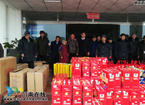 泸州龙马潭区返家乡民工慰问敬老院老人