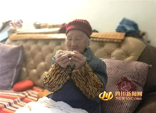 泸州106岁世纪老人牵女儿手 祝大家新年快乐(图2) 泸州106岁世纪老人牵女儿手 祝大家新年快乐(图2)