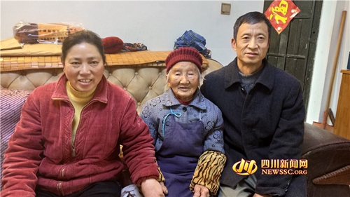 泸州106岁世纪老人牵女儿手 祝大家新年快乐(图3) 泸州106岁世纪老人牵女儿手 祝大家新年快乐(图3)