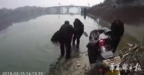 大年三十女子两次跳河&nbsp;内江民警跳甜城湖救起