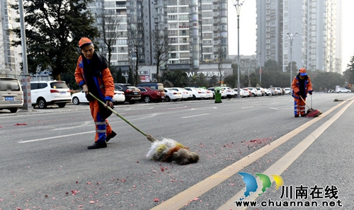 泸州环卫工4点起床坚守一线&nbsp;让市民清爽过节