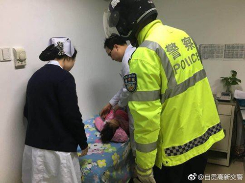 争分夺秒!自贡警察一天上演两次“生命护航”(图1) 争分夺秒!自贡警察一天上演两次“生命护航”(图1)