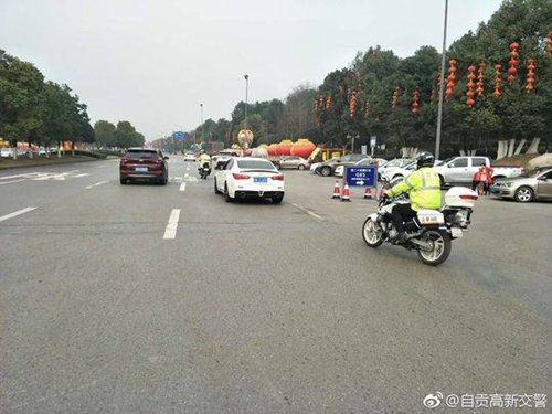 争分夺秒!自贡警察一天上演两次“生命护航”(图2) 争分夺秒!自贡警察一天上演两次“生命护航”(图2)
