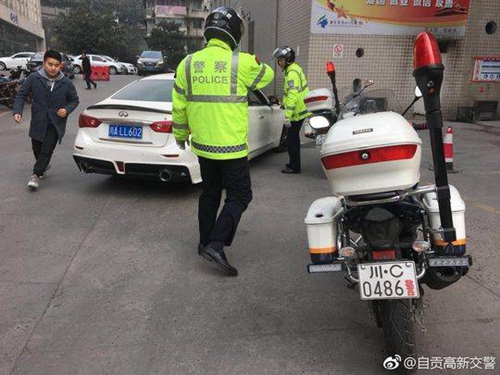 争分夺秒!自贡警察一天上演两次“生命护航”(图3) 争分夺秒!自贡警察一天上演两次“生命护航”(图3)
