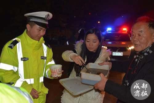 除夕夜 内江警嫂为值守干警送400碗抄手饺子(图1) 除夕夜 内江警嫂为值守干警送400碗抄手饺子(图1)