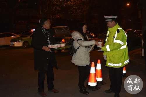 除夕夜 内江警嫂为值守干警送400碗抄手饺子(图5) 除夕夜 内江警嫂为值守干警送400碗抄手饺子(图5)