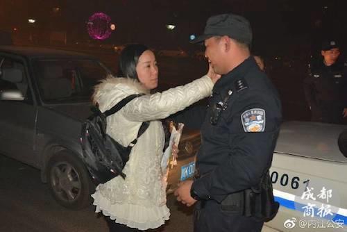 除夕夜 内江警嫂为值守干警送400碗抄手饺子(图2) 除夕夜 内江警嫂为值守干警送400碗抄手饺子(图2)