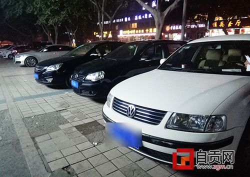 监管部门三令五申 春节自贡停车收费仍有乱象(图1) 监管部门三令五申 春节自贡停车收费仍有乱象(图1)