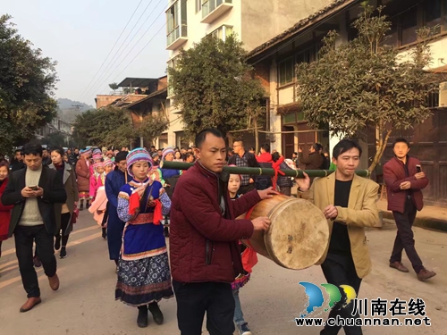 欢度新年 纳溪打古镇群众自办苗族“踩山节”(图1) 欢度新年 纳溪打古镇群众自办苗族“踩山节”(图1)