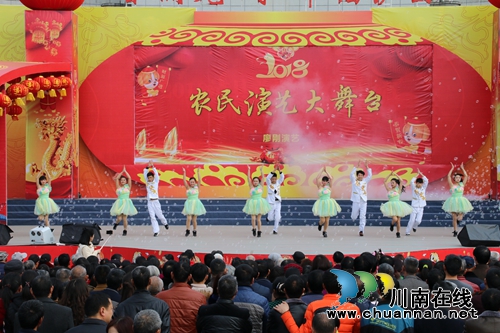 欢度春节 泸县“农民演艺大舞台”精彩纷呈(图6) 欢度春节 泸县“农民演艺大舞台”精彩纷呈(图6)