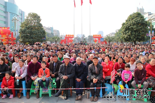 欢度春节 泸县“农民演艺大舞台”精彩纷呈(图8) 欢度春节 泸县“农民演艺大舞台”精彩纷呈(图8)