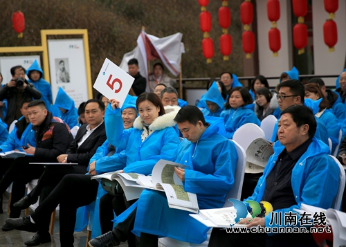 泸州“新春第一拍”:36幅书画拍出117万元(图3) 泸州“新春第一拍”:36幅书画拍出117万元(图3)