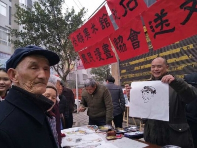 自贡荣县农民漫画家:提笔是画家 下地是农民(图4) 自贡荣县农民漫画家:提笔是画家 下地是农民(图4)