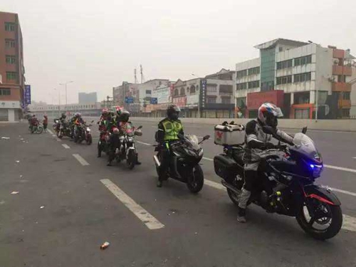 摩托“新军” 宜宾19岁农民工骑1600公里返乡(图1) 摩托“新军” 宜宾19岁农民工骑1600公里返乡(图1)
