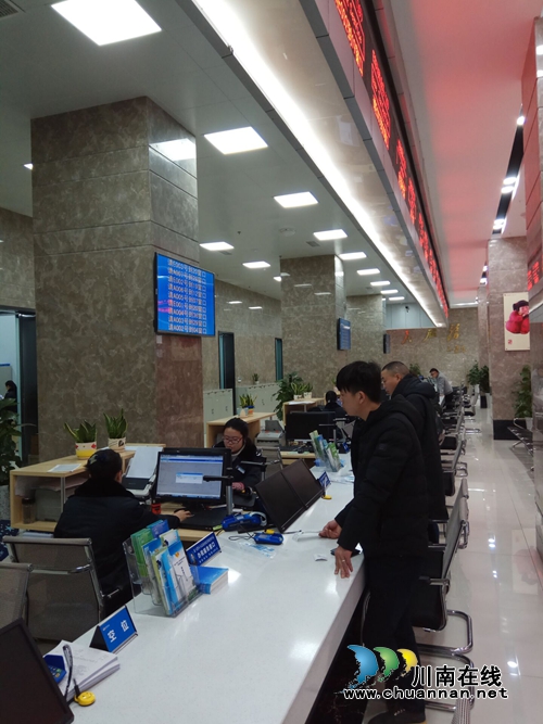 自贸区行政审批局:节后上班齐齐整整 优质服务尽心尽责(图2) 自贸区行政审批局:节后上班齐齐整整 优质服务尽心尽责(图2)
