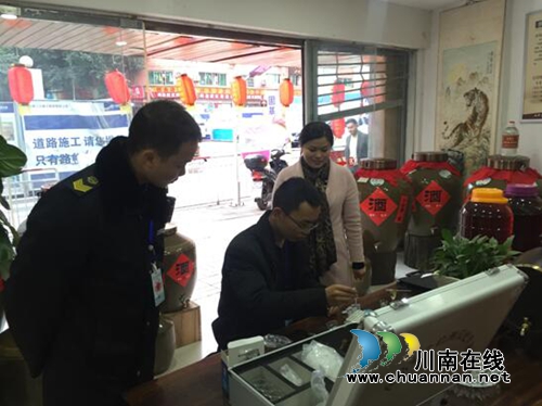 合江县合江镇开展“白酒快检进门店”活动(图1) 合江县合江镇开展“白酒快检进门店”活动(图1)