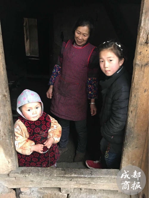 泸州“奇迹宝宝”:叔叔退出监护 奶奶想修房(图4) 泸州“奇迹宝宝”:叔叔退出监护 奶奶想修房(图4)