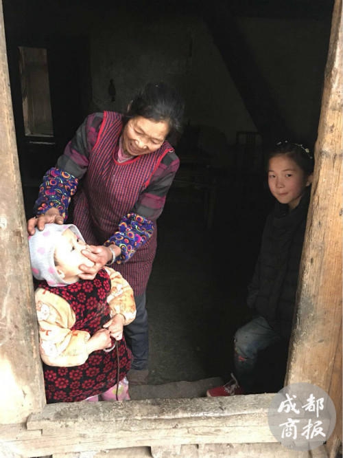 泸州“奇迹宝宝”:叔叔退出监护 奶奶想修房(图5) 泸州“奇迹宝宝”:叔叔退出监护 奶奶想修房(图5)
