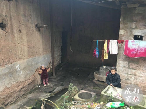 泸州“奇迹宝宝”:叔叔退出监护 奶奶想修房(图7) 泸州“奇迹宝宝”:叔叔退出监护 奶奶想修房(图7)