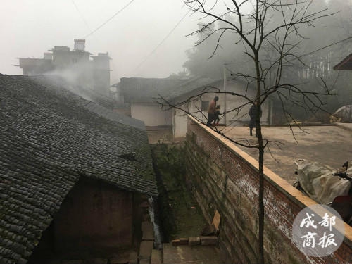 泸州“奇迹宝宝”:叔叔退出监护 奶奶想修房(图8) 泸州“奇迹宝宝”:叔叔退出监护 奶奶想修房(图8)