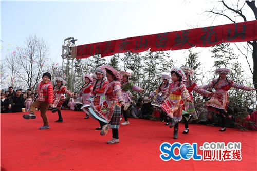 宜宾兴文:“下火海”绝技亮相花山节(图4) 宜宾兴文:“下火海”绝技亮相花山节(图4)