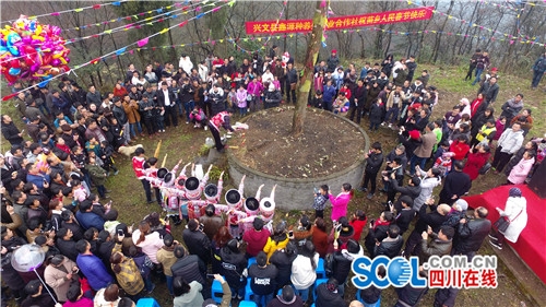 宜宾兴文:“下火海”绝技亮相花山节(图2) 宜宾兴文:“下火海”绝技亮相花山节(图2)