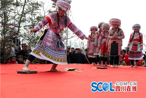 宜宾兴文:“下火海”绝技亮相花山节(图1) 宜宾兴文:“下火海”绝技亮相花山节(图1)
