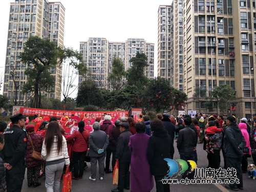 张坝街道:文化科技卫生“三下乡”进小区 为群众送上科普大礼(图2) 张坝街道:文化科技卫生“三下乡”进小区 为群众送上科普大礼(图2)