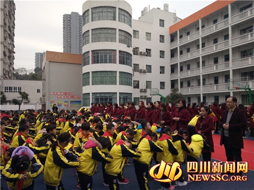 自贡:开学首日 老师为学生送上“红包寄语”(图2) 自贡:开学首日 老师为学生送上“红包寄语”(图2)
