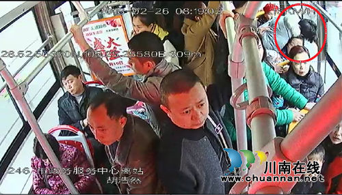 男子晕倒车厢 泸州公交司机打双闪紧急送医(图1) 男子晕倒车厢 泸州公交司机打双闪紧急送医(图1)