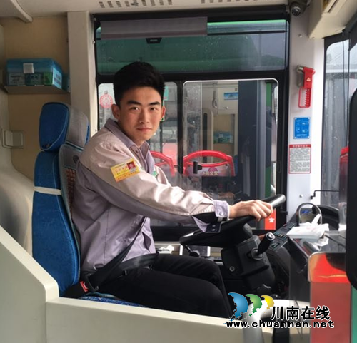 男子晕倒车厢 泸州公交司机打双闪紧急送医(图2) 男子晕倒车厢 泸州公交司机打双闪紧急送医(图2)