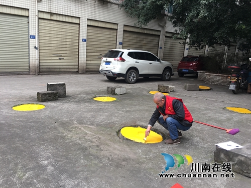 红星街道龙南社区300余个化粪池井盖喷上黄色警示油漆(图1) 红星街道龙南社区300余个化粪池井盖喷上黄色警示油漆(图1)