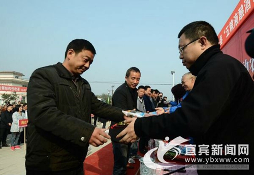 五粮液发放百万元种子&nbsp;升级酿酒专用粮基地(图2)
